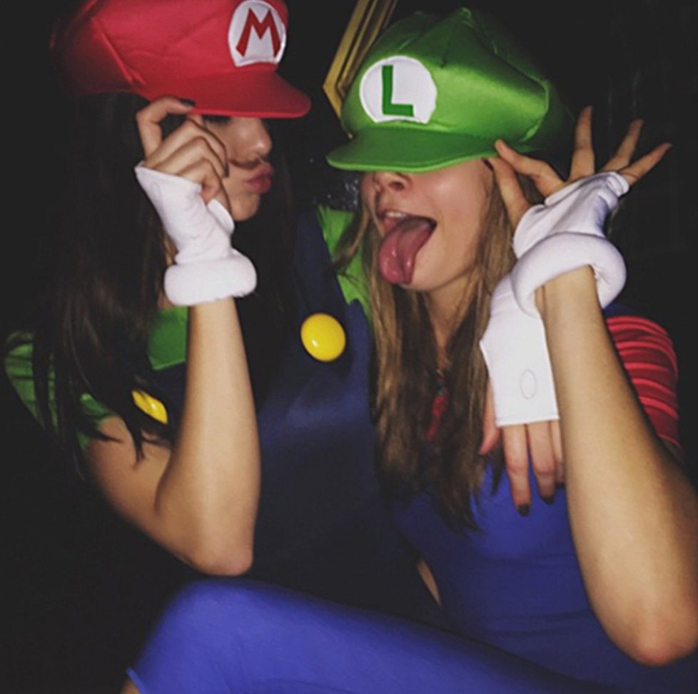 Cara Delevingne s Kendall Jenner jako Mario a Luigi