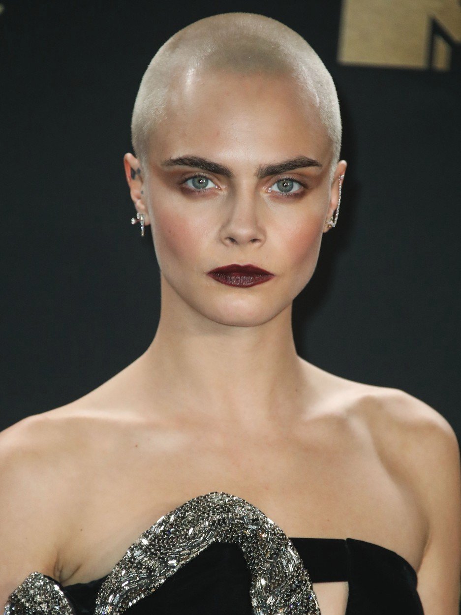 Kvůli roli dívky umírající na rakovinu si modelka Cara Delevingne oholila hlavu.