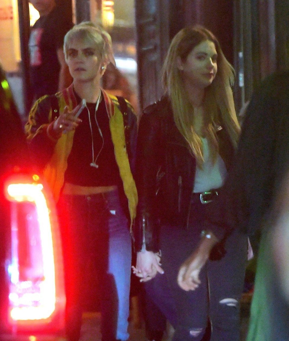 Modelka Cara Delevingne a Ashley Benson se vzaly.