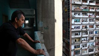 Caracas se stává městem duchů, prchají i lidé ze slumů. Podívejte se na ten nejznámější