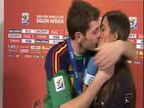 Po zisku zlaté medaile Španělů na MS moderátorka Sara Carbonero dostala pusu od svého přítele Ikera Casillase v přímém přenosu při rozhovoru.