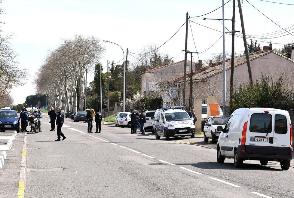 Ozbojenec nejdříve zaútočil na policisty v Carcassonne. Jednoho postřelil do ramene.