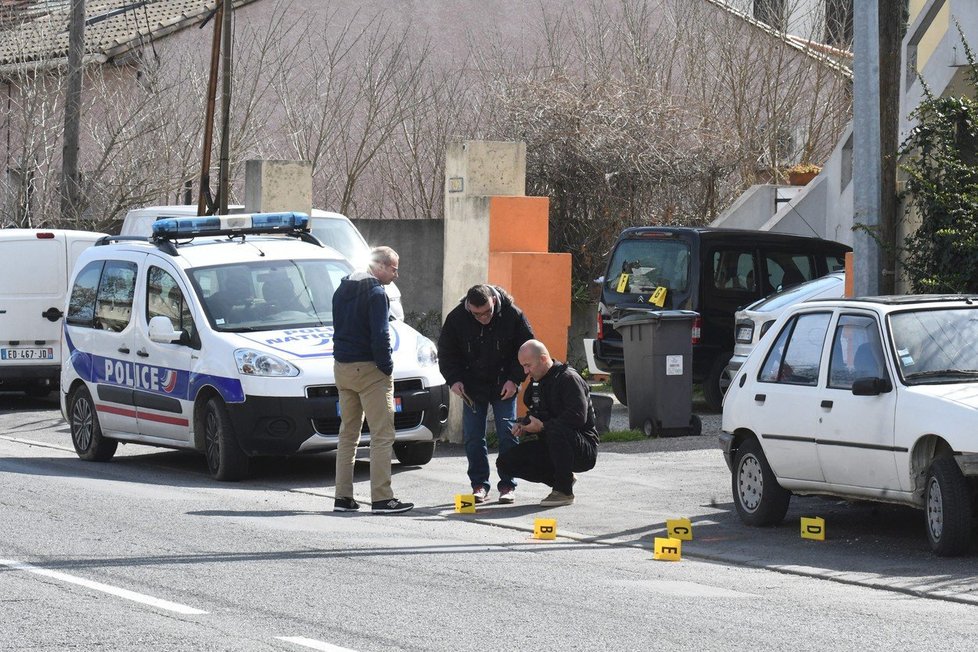 Ozbojenec nejdříve zaútočil na policisty v Carcassonne. Jednoho postřelil do ramene.
