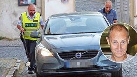 Herec Carda versus policie: Tak co, sporťáku, schováváš něco pod autem?