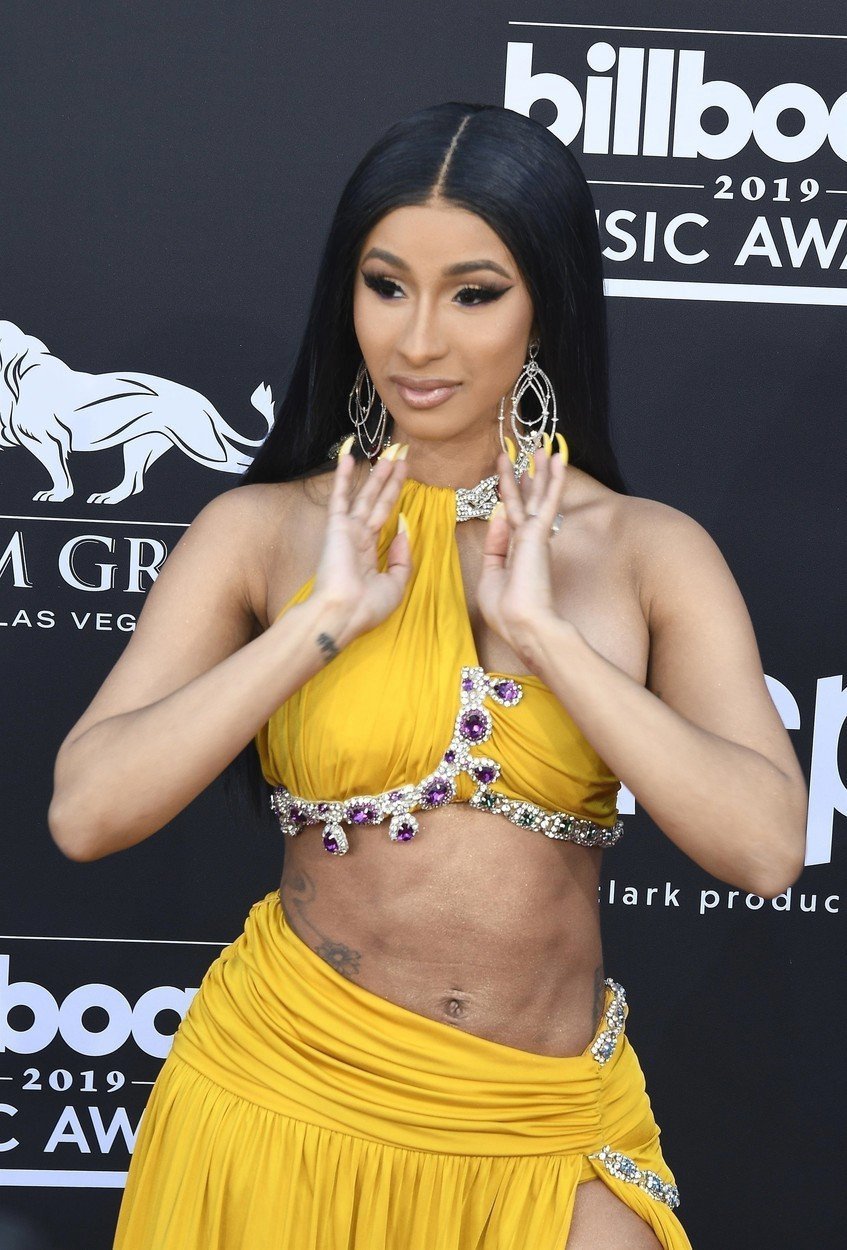 Na letošních Billboard Music Awards zpěvačka ukázala „vypracované“ bříško.