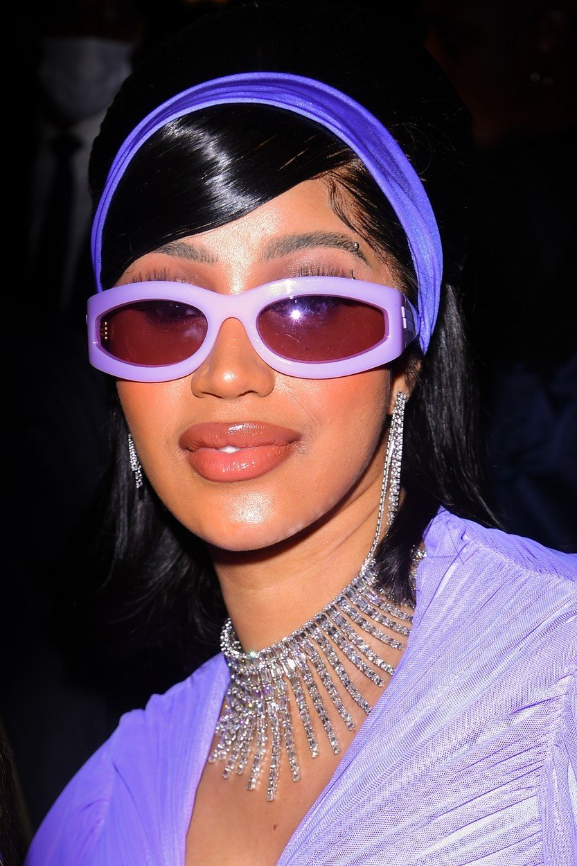 Cardi B coby fialový přelud na týdnu módy