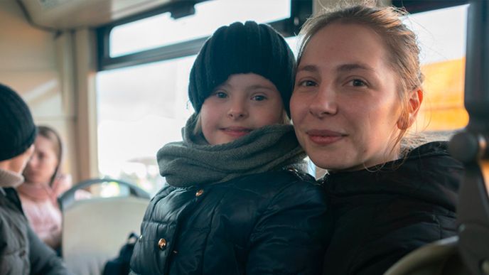 Natalia s dcerou Ivankou, která se narodila s Downovým syndromem – Siret, ukrajinsko-rumunská hranice.