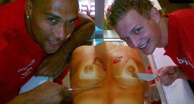John Carew si pochutnal na dortu připomínající nahé ženské tělo. John Carew si pochutnal na dortu připomínající nahé ženské tělo.