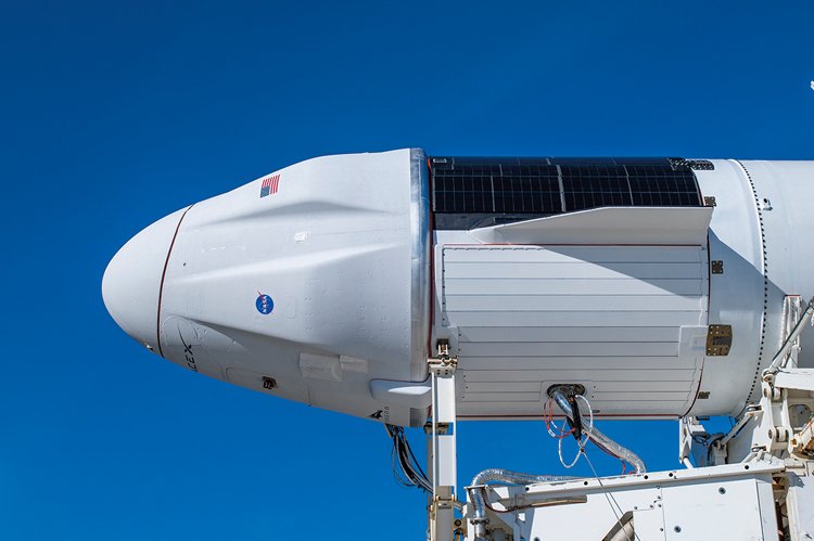 Vesmírná loď Cargo Dragon na raketě Falcon 9 před startem