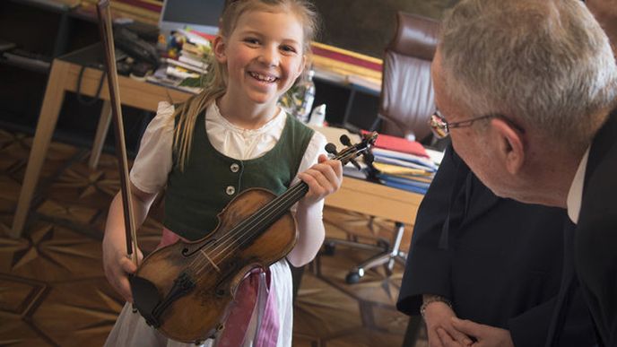 Zázračné dítě Anna Cäcilia Pfößová odletěla s rakouským prezidentem Alexandrem Van der Bellenem do Číny.