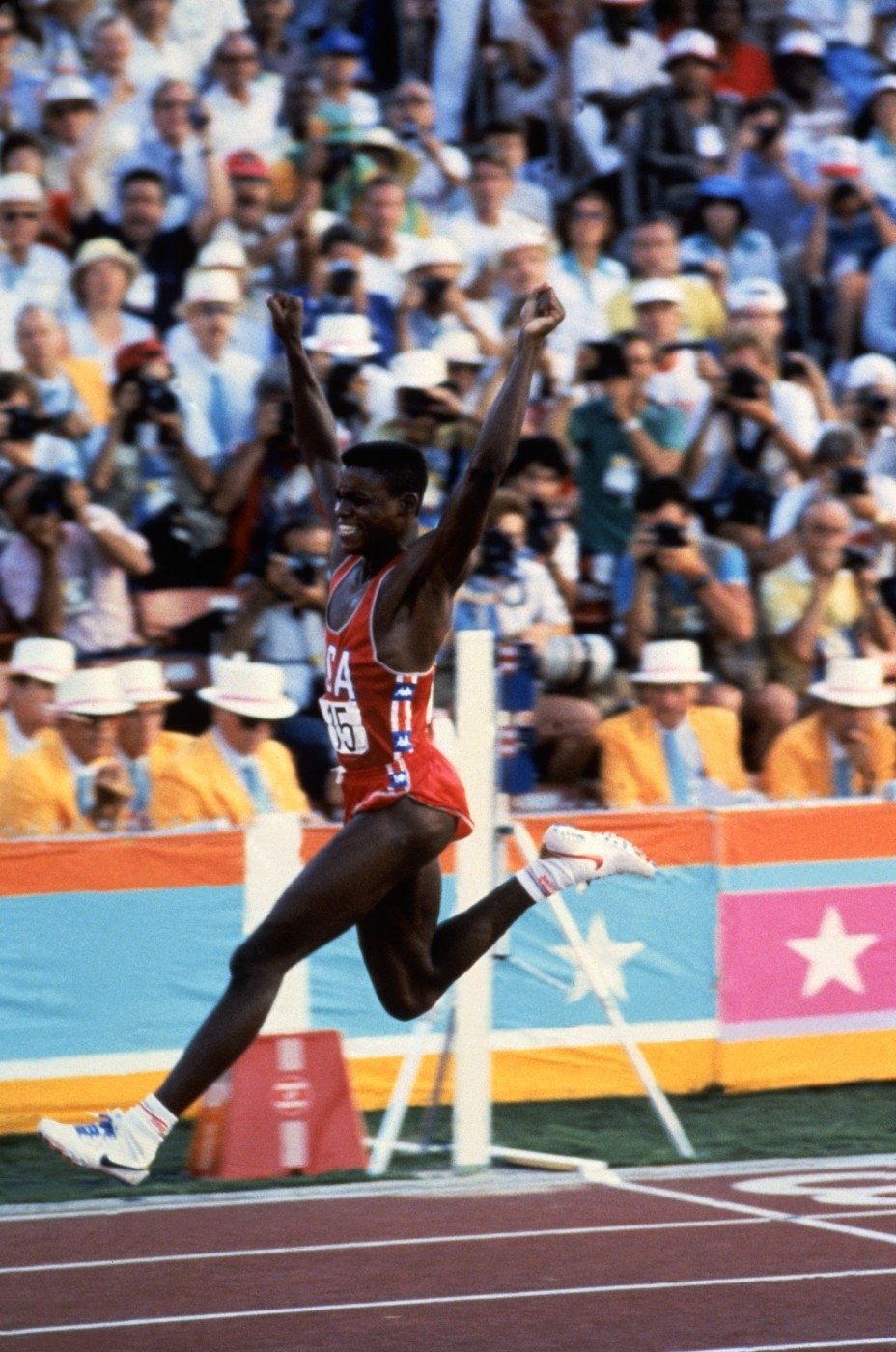 Carl Lewis právě vyhrává olympijský běh na 100 metrů. Píše se rok 1984