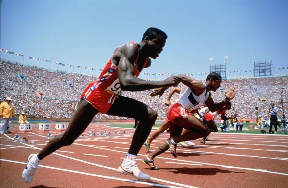 Legendární sprinter Carl Lewis na startu olympijské stovky