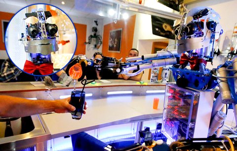 Na zdraví: Robot Carl nalévá drinky jako zkušený barman, poklábosí si i se štamgasty!