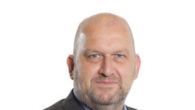 Velšský exministr Carl Sargeant spáchal sebevraždu.