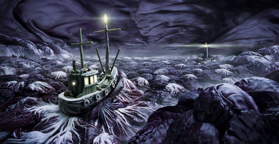 Cestu temným rozbouřeným mořem najde cuketová loď díky májáku na obzoru.
