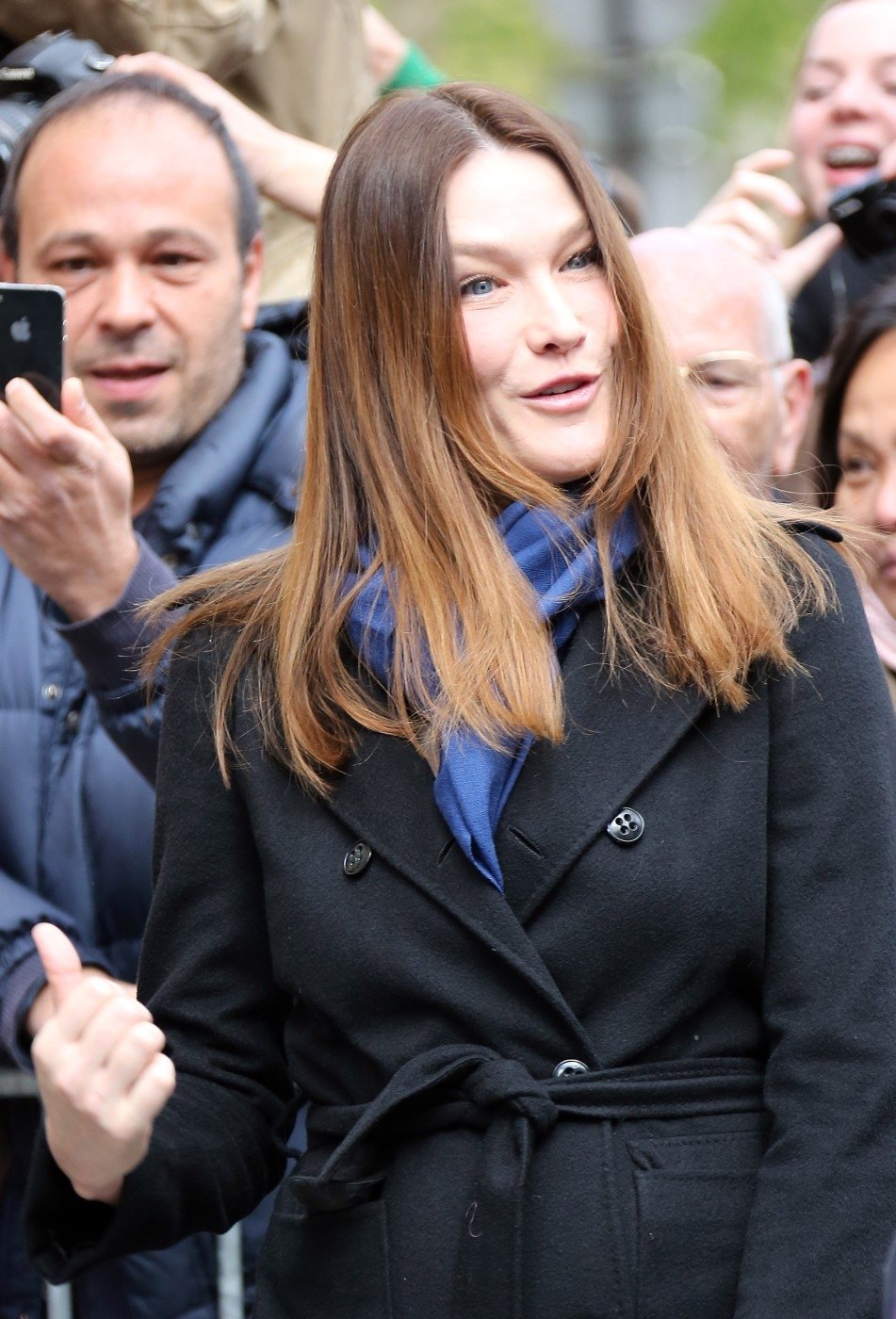 Carla Bruni se po porodu uchýlila k botoxu, který jí na kráse rozhodně nepřidal. Nebezpečné se začínala podobat proslulé &#34;kočičí&#34; ženě Jocelyn Wildenstein.