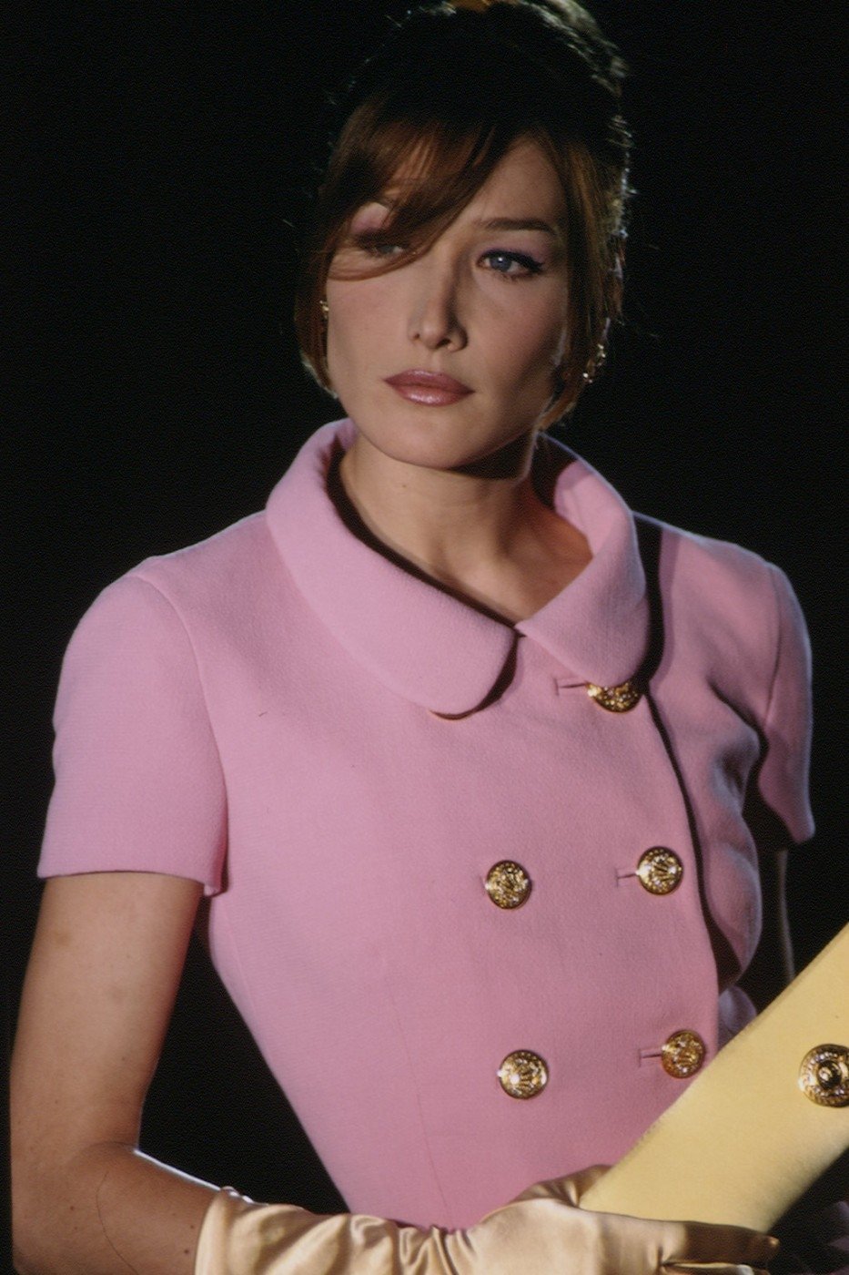 Carla Bruni v haute couture modelu Versace z kolekce jaro/léto 1995