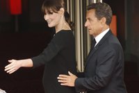 Těhotná Carla Bruni se pochlubila bříškem