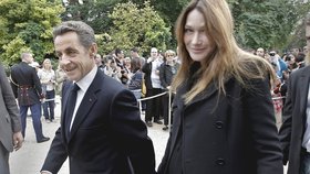 Manželé Nicolas Sarkozy a Carla Bruni se na veřejnosti často drží za ruce