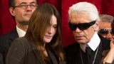 Carla Bruni a Lagerfeld: Karle, podívej, to je moje dcera!