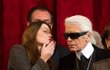 Carla Bruni a Karl Lagerfeld při důvěrném špitání