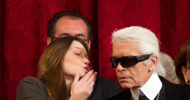 Carla Bruni a Karl Lagerfeld při důvěrném špitání