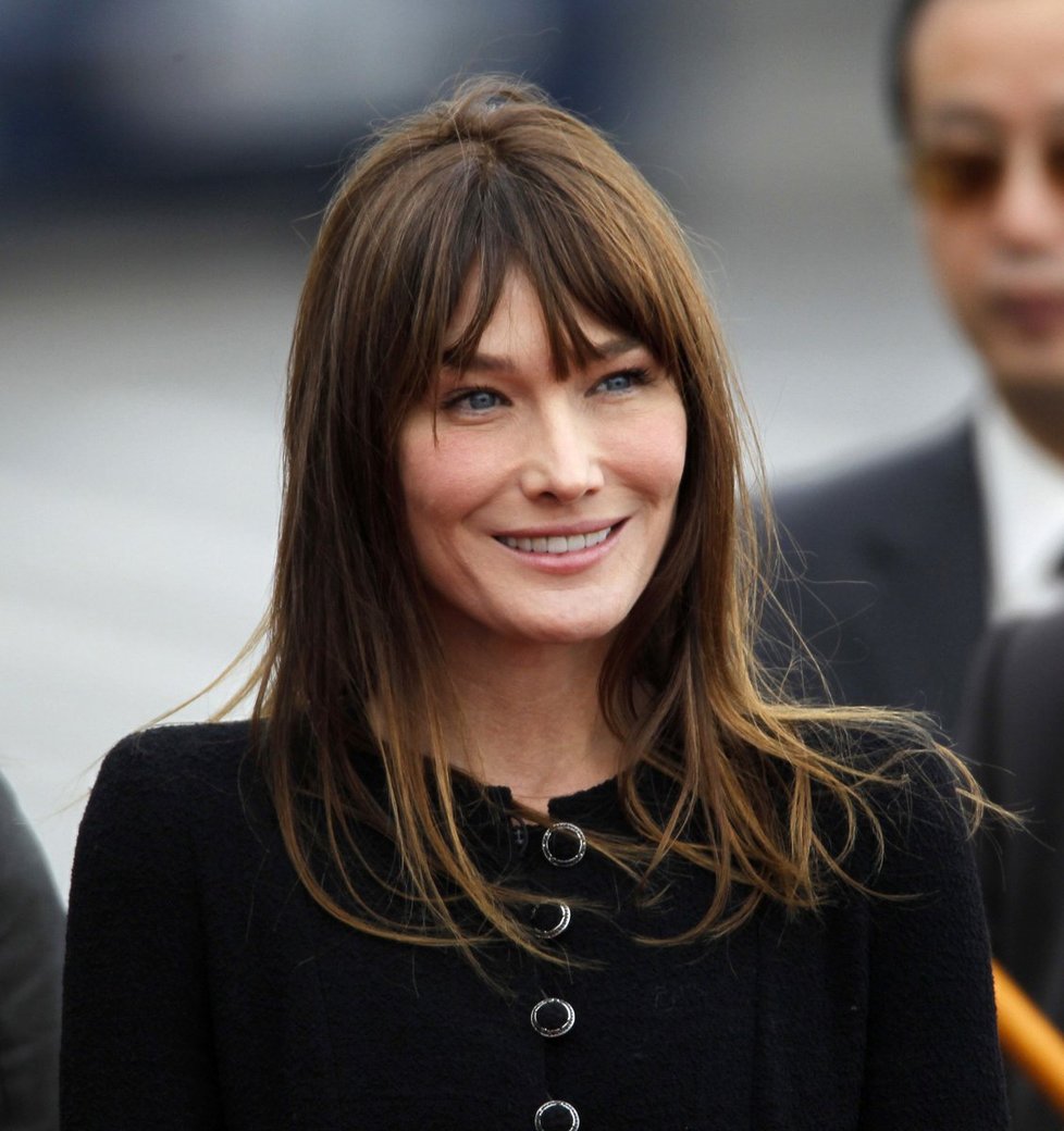 Carla Bruni se spekulacím o jejím těhotenství zatím jen směje