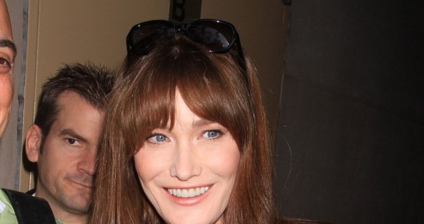 Carla Bruni (46) vypadá znovu fantasticky. V New Yorku všechny oslnila svou krásou a vytříbeným stylem.