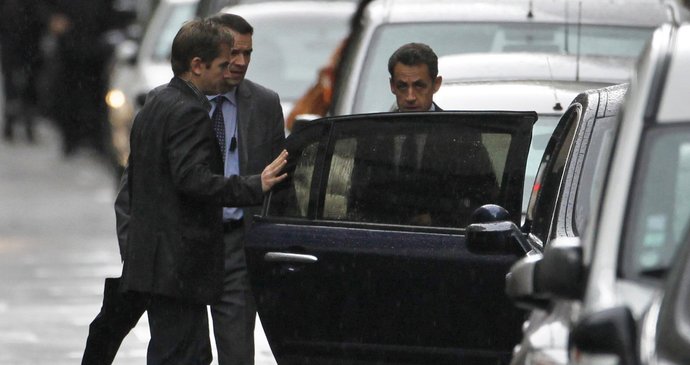 Francouzský prezident Nicolas Sarkozy byl svou manželku Carlu Bruni navštívit ve středu odpoledne na klinice Muette v Paříži