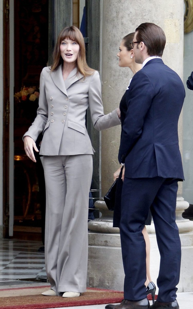 Kalhotové kostýmy vypadají na vysoké a štíhlé Carle Bruni Sarkozy skvěle. Připomenutí začátku sedmdesátých let, elegance střihnutá s šarmantní ležérností na půdě Elysejského paláce