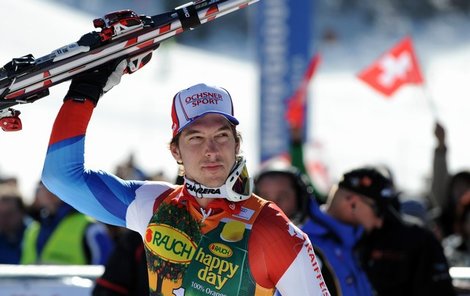 CarloJanka zdraví fanoušky a lékaře po vítězství v obřím slalomu.