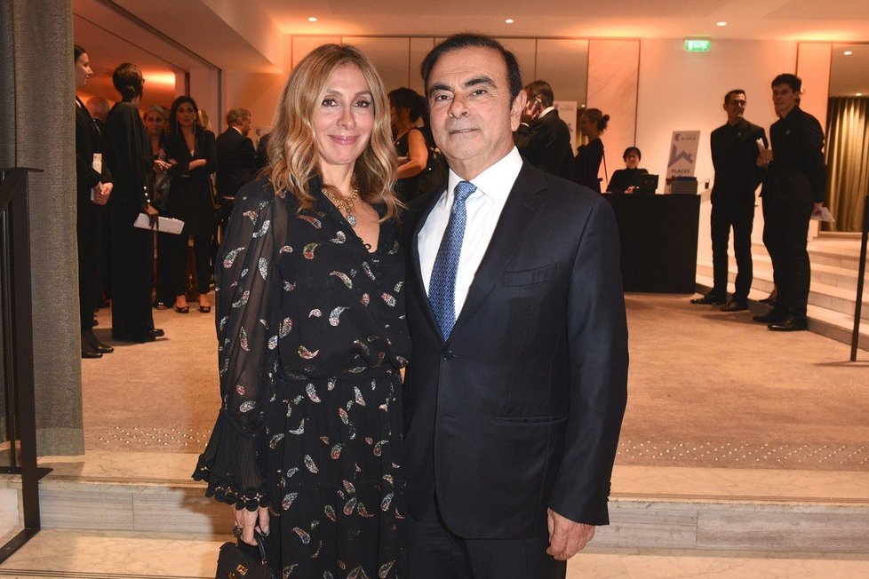 Manželka bývalého předsedy správní rady japonské automobilky Nissan Motor Carlose Ghosna si v dopise adresovaném Organizaci na ochranu lidských práv Human Rights Watch (HRW) stěžuje na podmínky věznění svého manžela v Japonsku. Oba manželé jsou zde zachyceni 15.10.2018 v Paříži.