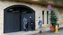 Libanonští policisté vstupují do domu v Bejrútu, který pravděpodobně patří Carlosovi Ghosnovi