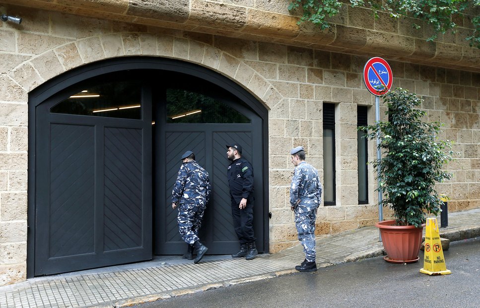Libanonští policisté vstupují do domu v Bejrútu, který pravděpodobně patří Carlosovi Ghosnovi
