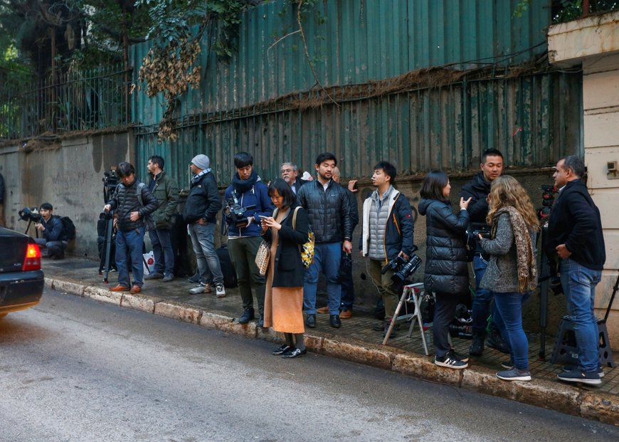 Novináři čekají před domem v Bejrútu, který pravděpodobně patří Carlosovi Ghosnovi