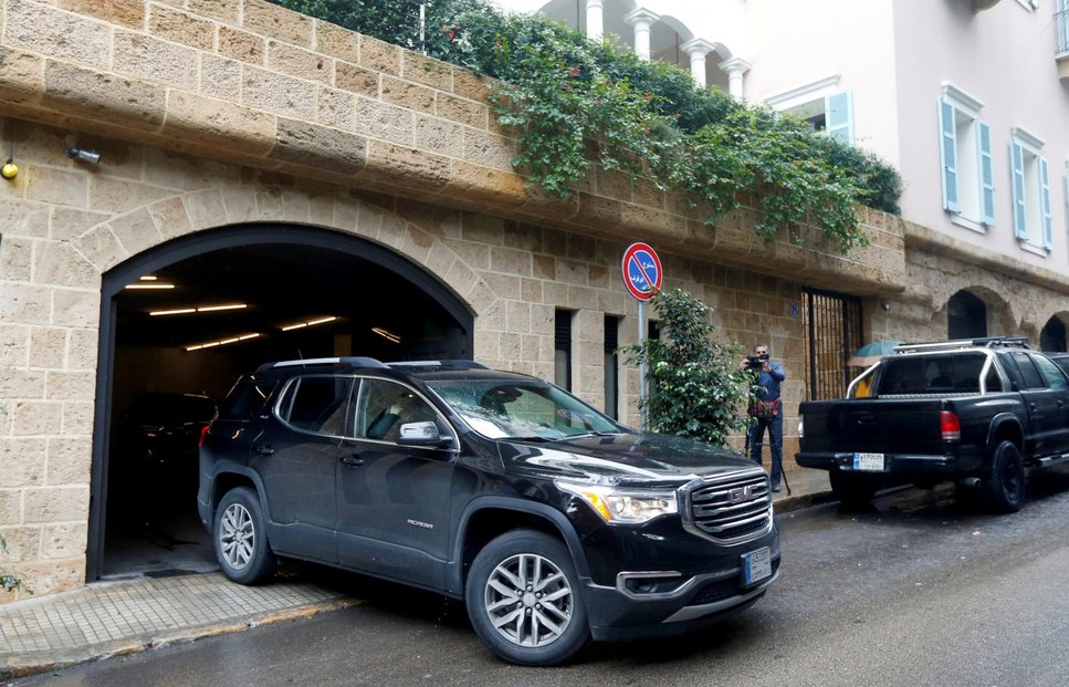 Novináři čekají před domem v Bejrútu, který pravděpodobně patří Carlosovi Ghosnovi