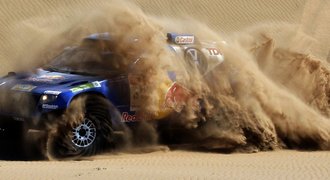Sainz vede na Rallye Dakar o necelých pět minut