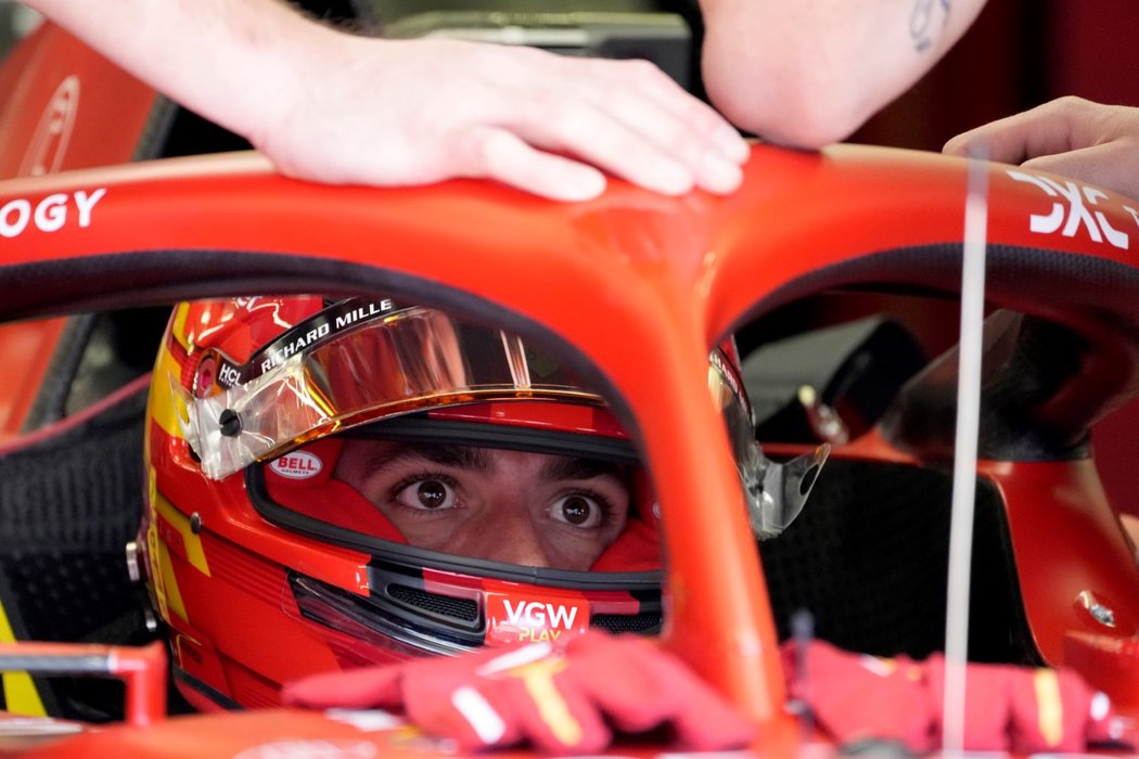 Carlos Sainz se bude rozmýšlet o své budoucnosti, do Ferrari totiž po sezoně přijde Lewis Hamliton