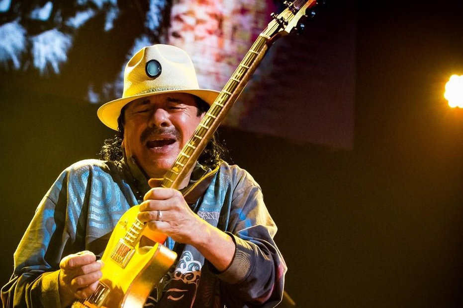 Carlos Santana, mexicko-americký hudebník vyniká velmi osobitým stylem. Do rocku přinesl charakteristické latinské rytmy a prvky.