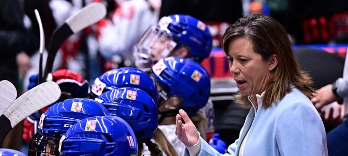 Trenérka české reprezentace Carly MacLeodové hecuje své svěřenkyně