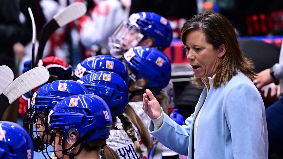 Trenérka české reprezentace Carly MacLeodové hecuje své svěřenkyně