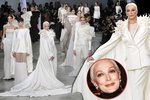 "Nestárnoucí" modelka Carmen Dell&#39;Orefice se stala hvězdou pařížského Fashion weeku.