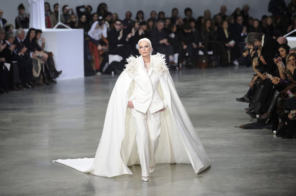 Carmen předvedla bílý kostým z Haute Couture kolekce návrháře Stephana Rollanda.