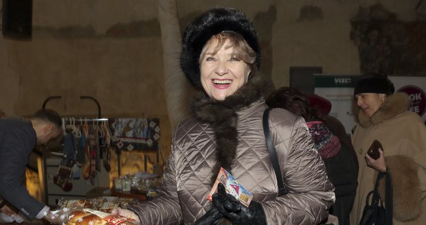 Carmen Mayerová na vánočním bazaru Dagmar Havlové.