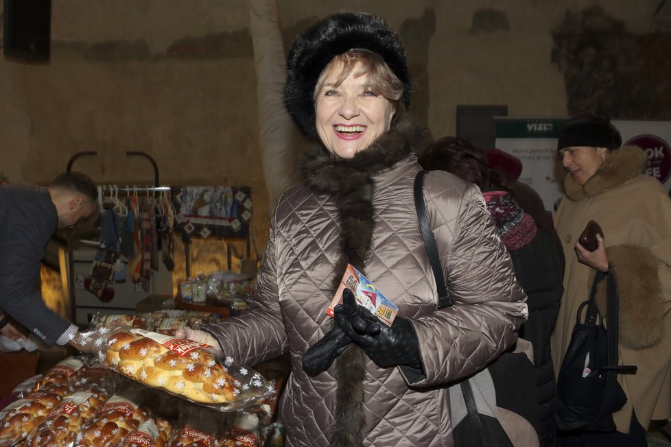 Carmen Mayerová na vánočním bazaru Dagmar Havlové.