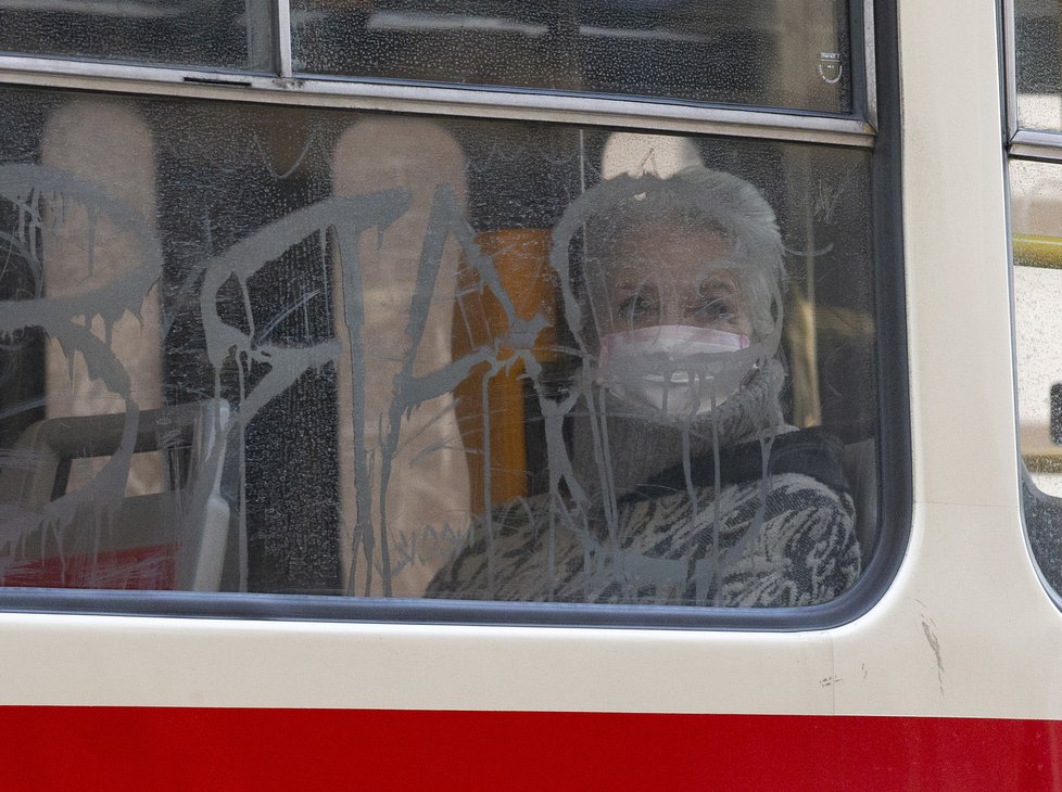 Carmen Mayerová sice jezdí MHD, ale roušku nosí poctivě.