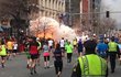 .Výbuch nálože v cíli bostonského maratonu.