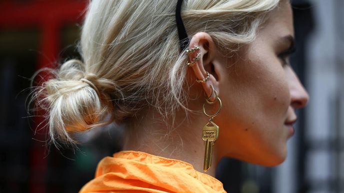 Influencerka Caro Daur je též fanynkou ušních piercingů.