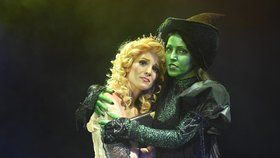 České nastudování slavného muzikálu Čarodějka (Wicked) patří k těm nejvýpravnějším