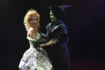 České nastudování slavného muzikálu Čarodějka (Wicked) patří k těm nejvýpravnějším